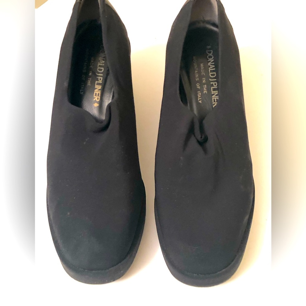 DONALD PLINER elastic stretch for easy wearing, black leather on back .